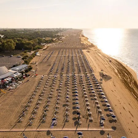 Two-bedroom Flat With Balcony And Private Garden - By Beahost Апартаменты