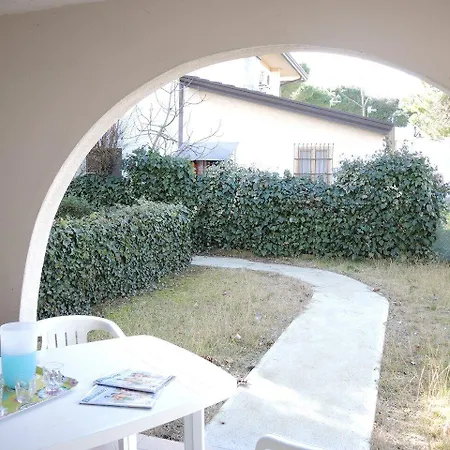 Two-bedroom Flat With Balcony And Private Garden - By Beahost Апартаменты