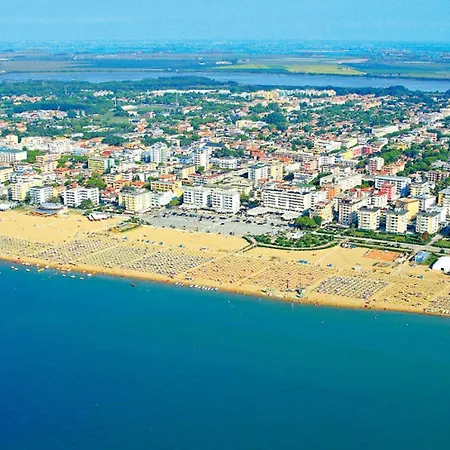 Two-bedroom Flat With Balcony And Private Garden - By Beahost Апартаменти